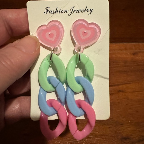 🚨BEAUTIFUL PASTEL ACRYLIC WELL MADE EARRINGS W/ PINK HEARTS GOES W/ POWDER PUFF - Picture 2 of 5